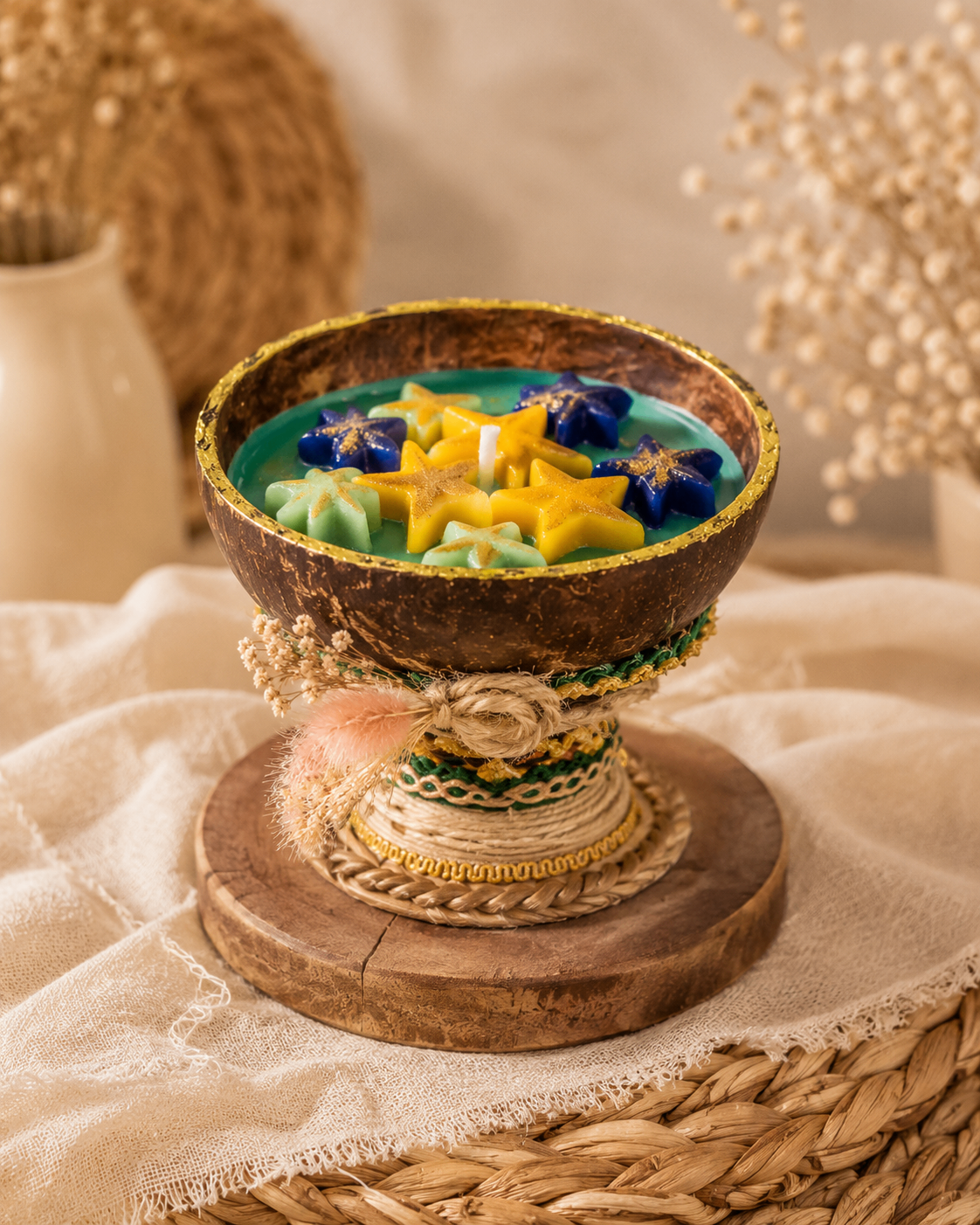 Cuia aromática decorada à mão em acabamento artesanal.
