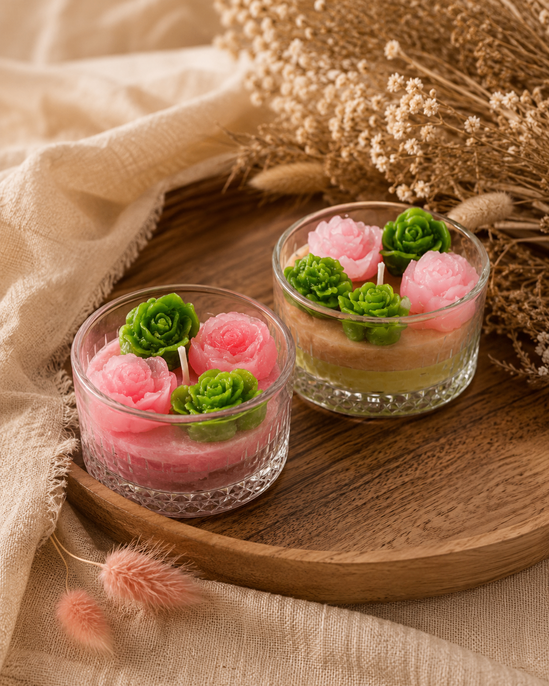 Mini velas decorativas em vidrinhos com flores artesanais.