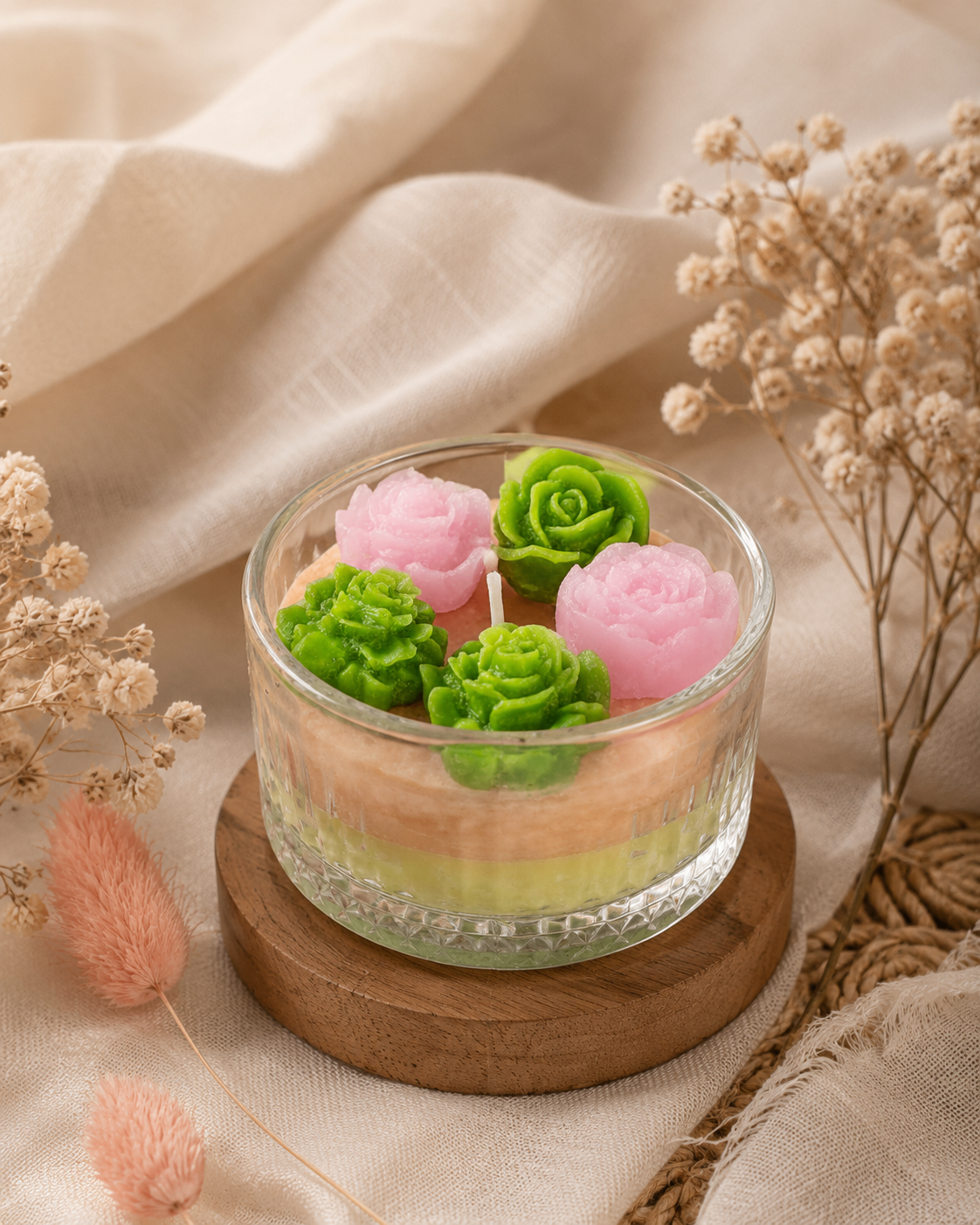 Mini vela em vidrinho decorativo feita à mão com flores artesanais em cera.